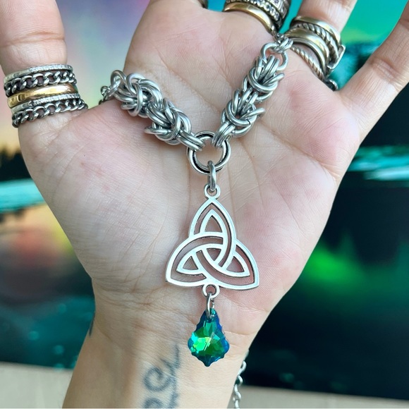 Handmade maille choker necklace celtic knot charm & green austrian crystal - Picture 8 of 16